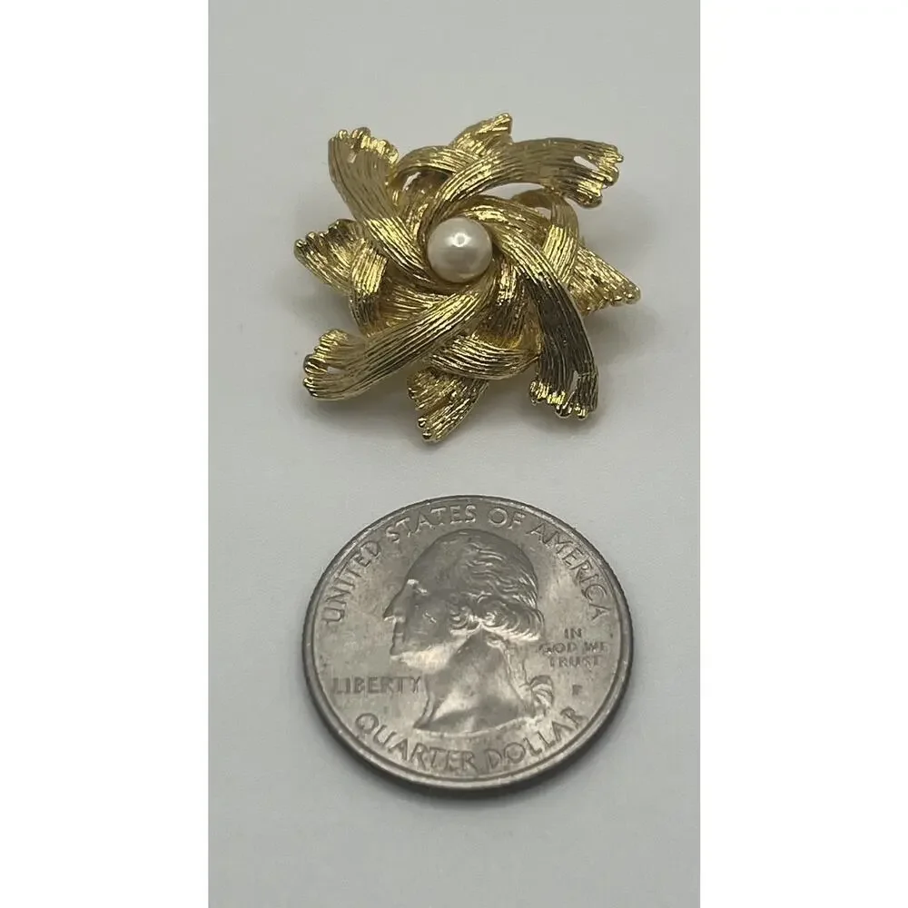 Vintage MCM Textured & Brushed Gold Tone Faux Pearl Flower? Costume Brooch